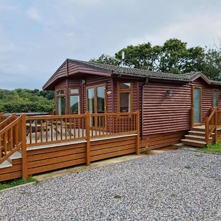 Beautiful Willow Lodge 67-4-6 Persons-Private Hot Tub-Pet Friendly-Tranquil Holiday Away From It All Yet Not Far To St Austell-The Holiday Home Has Two Bedrooms, Living & Dining Area, Equipped Kitchen -Decking-Al Fresco Dining-Fishing Lakes-Pet Frien Grampound Exteriér fotografie