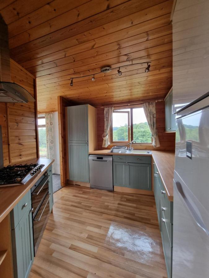 Beautiful Willow Lodge 67-4-6 Persons-Private Hot Tub-Pet Friendly-Tranquil Holiday Away From It All Yet Not Far To St Austell-The Holiday Home Has Two Bedrooms, Living & Dining Area, Equipped Kitchen -Decking-Al Fresco Dining-Fishing Lakes-Pet Frien Grampound Exteriér fotografie