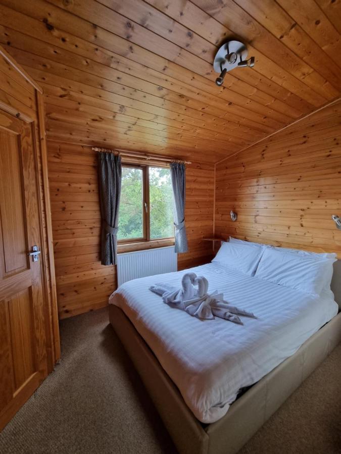 Beautiful Willow Lodge 67-4-6 Persons-Private Hot Tub-Pet Friendly-Tranquil Holiday Away From It All Yet Not Far To St Austell-The Holiday Home Has Two Bedrooms, Living & Dining Area, Equipped Kitchen -Decking-Al Fresco Dining-Fishing Lakes-Pet Frien Grampound Exteriér fotografie