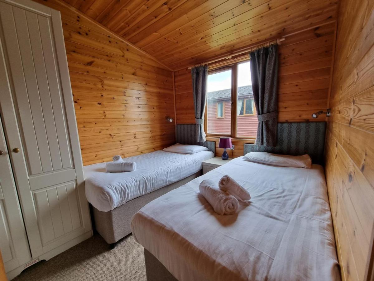 Beautiful Willow Lodge 67-4-6 Persons-Private Hot Tub-Pet Friendly-Tranquil Holiday Away From It All Yet Not Far To St Austell-The Holiday Home Has Two Bedrooms, Living & Dining Area, Equipped Kitchen -Decking-Al Fresco Dining-Fishing Lakes-Pet Frien Grampound Exteriér fotografie