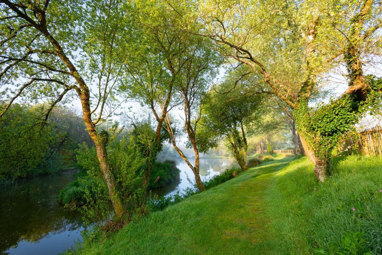Beautiful Willow Lodge 67-4-6 Persons-Private Hot Tub-Pet Friendly-Tranquil Holiday Away From It All Yet Not Far To St Austell-The Holiday Home Has Two Bedrooms, Living & Dining Area, Equipped Kitchen -Decking-Al Fresco Dining-Fishing Lakes-Pet Frien Grampound Exteriér fotografie