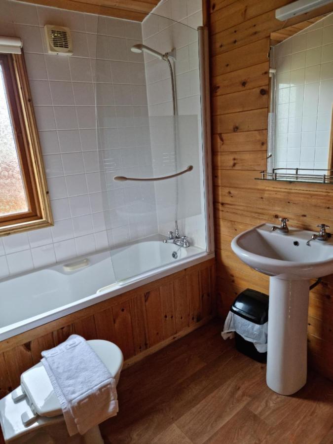 Beautiful Willow Lodge 67-4-6 Persons-Private Hot Tub-Pet Friendly-Tranquil Holiday Away From It All Yet Not Far To St Austell-The Holiday Home Has Two Bedrooms, Living & Dining Area, Equipped Kitchen -Decking-Al Fresco Dining-Fishing Lakes-Pet Frien Grampound Exteriér fotografie