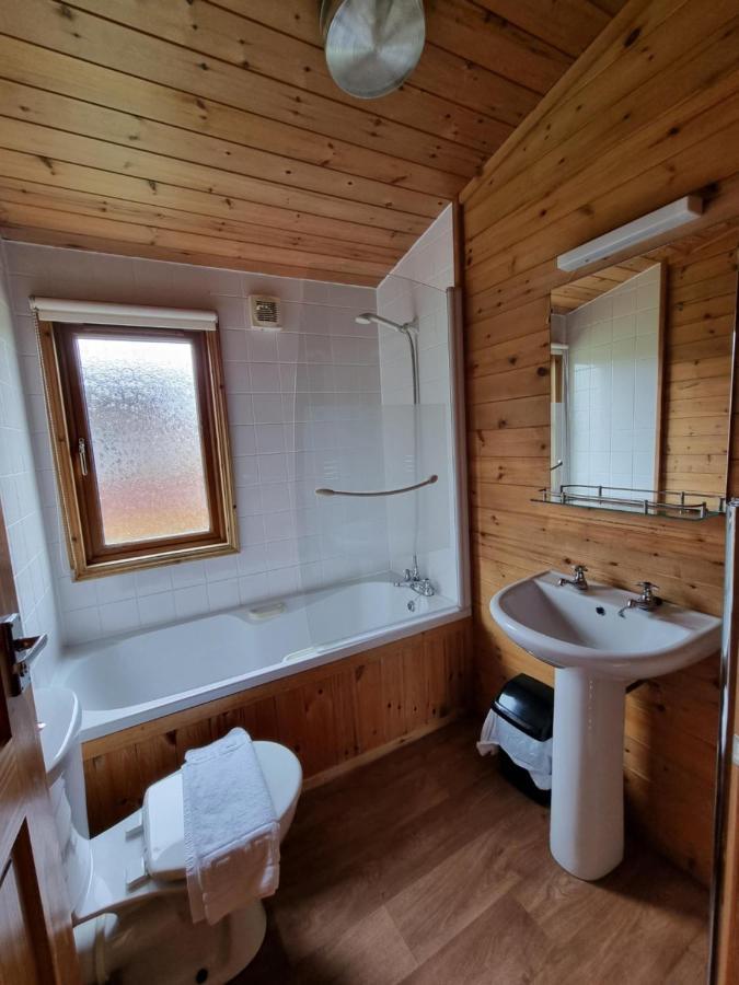 Beautiful Willow Lodge 67-4-6 Persons-Private Hot Tub-Pet Friendly-Tranquil Holiday Away From It All Yet Not Far To St Austell-The Holiday Home Has Two Bedrooms, Living & Dining Area, Equipped Kitchen -Decking-Al Fresco Dining-Fishing Lakes-Pet Frien Grampound Exteriér fotografie