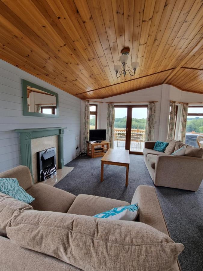 Beautiful Willow Lodge 67-4-6 Persons-Private Hot Tub-Pet Friendly-Tranquil Holiday Away From It All Yet Not Far To St Austell-The Holiday Home Has Two Bedrooms, Living & Dining Area, Equipped Kitchen -Decking-Al Fresco Dining-Fishing Lakes-Pet Frien Grampound Exteriér fotografie