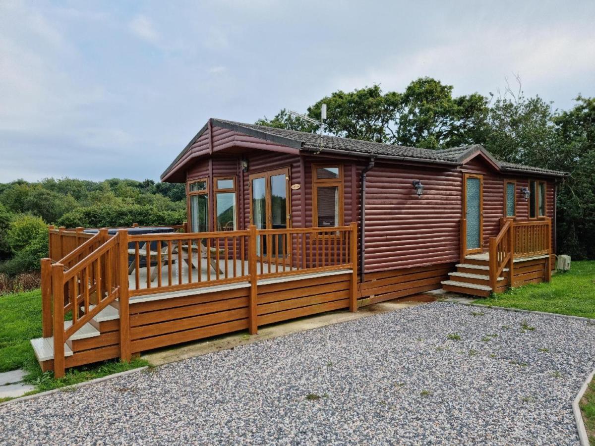 Beautiful Willow Lodge 67-4-6 Persons-Private Hot Tub-Pet Friendly-Tranquil Holiday Away From It All Yet Not Far To St Austell-The Holiday Home Has Two Bedrooms, Living & Dining Area, Equipped Kitchen -Decking-Al Fresco Dining-Fishing Lakes-Pet Frien Grampound Exteriér fotografie