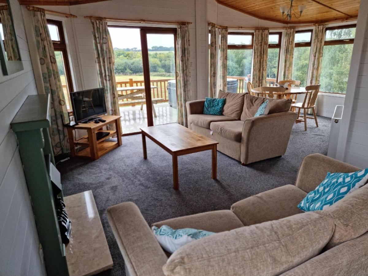 Beautiful Willow Lodge 67-4-6 Persons-Private Hot Tub-Pet Friendly-Tranquil Holiday Away From It All Yet Not Far To St Austell-The Holiday Home Has Two Bedrooms, Living & Dining Area, Equipped Kitchen -Decking-Al Fresco Dining-Fishing Lakes-Pet Frien Grampound Exteriér fotografie