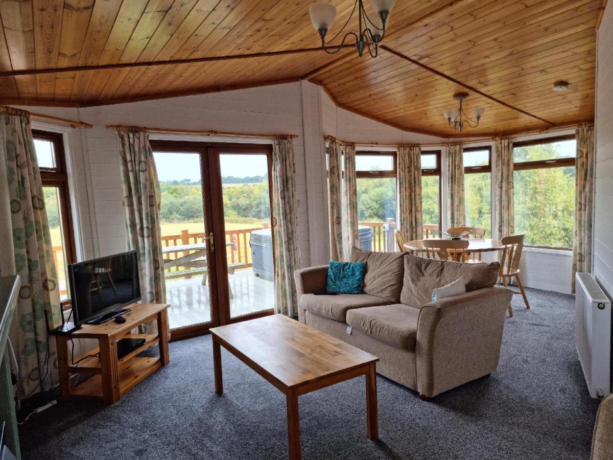 Beautiful Willow Lodge 67-4-6 Persons-Private Hot Tub-Pet Friendly-Tranquil Holiday Away From It All Yet Not Far To St Austell-The Holiday Home Has Two Bedrooms, Living & Dining Area, Equipped Kitchen -Decking-Al Fresco Dining-Fishing Lakes-Pet Frien Grampound Exteriér fotografie