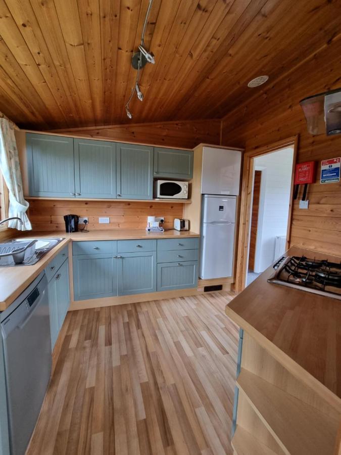 Beautiful Willow Lodge 67-4-6 Persons-Private Hot Tub-Pet Friendly-Tranquil Holiday Away From It All Yet Not Far To St Austell-The Holiday Home Has Two Bedrooms, Living & Dining Area, Equipped Kitchen -Decking-Al Fresco Dining-Fishing Lakes-Pet Frien Grampound Exteriér fotografie
