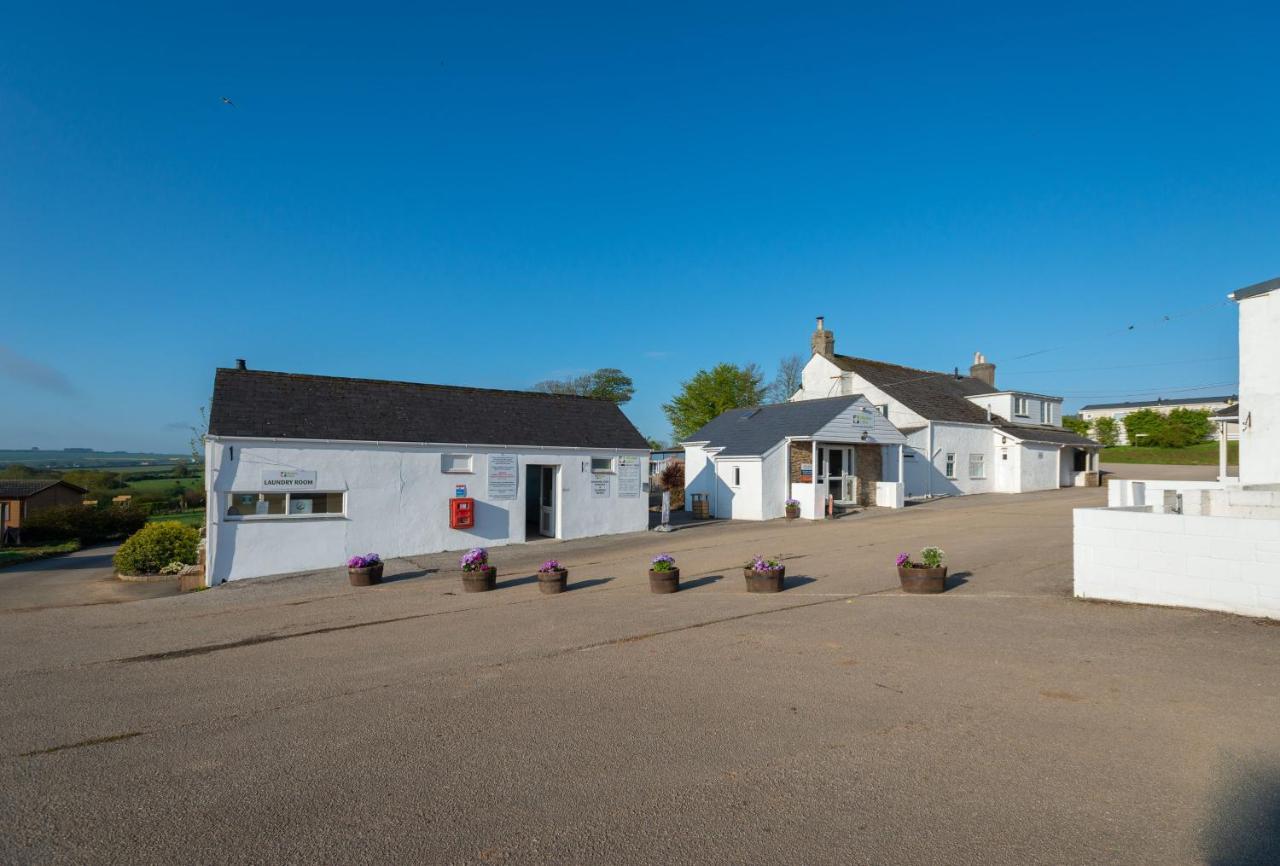 Beautiful Willow Lodge 67-4-6 Persons-Private Hot Tub-Pet Friendly-Tranquil Holiday Away From It All Yet Not Far To St Austell-The Holiday Home Has Two Bedrooms, Living & Dining Area, Equipped Kitchen -Decking-Al Fresco Dining-Fishing Lakes-Pet Frien Grampound Exteriér fotografie