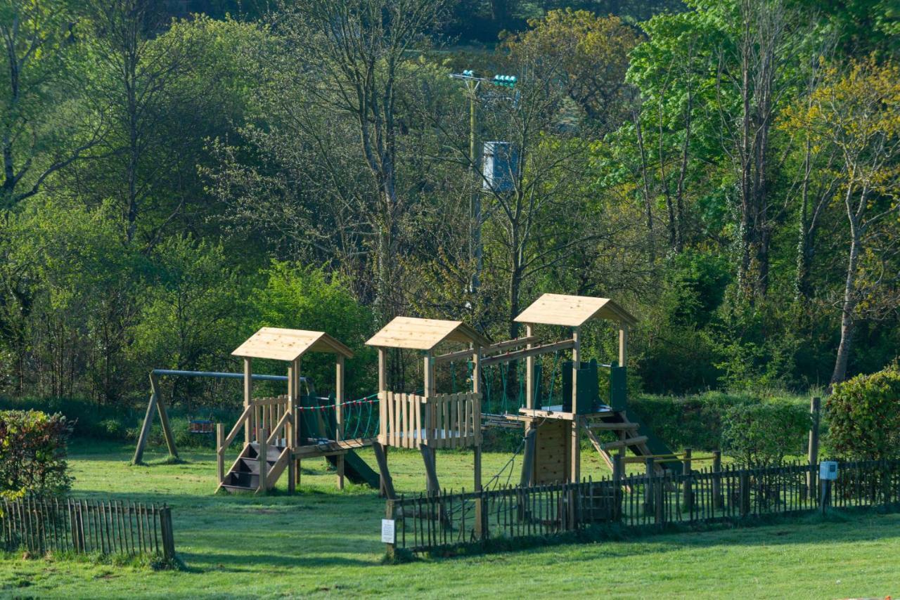 Beautiful Willow Lodge 67-4-6 Persons-Private Hot Tub-Pet Friendly-Tranquil Holiday Away From It All Yet Not Far To St Austell-The Holiday Home Has Two Bedrooms, Living & Dining Area, Equipped Kitchen -Decking-Al Fresco Dining-Fishing Lakes-Pet Frien Grampound Exteriér fotografie