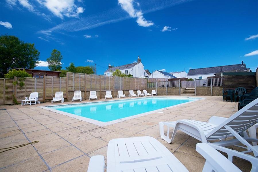 Beautiful Willow Lodge 67-4-6 Persons-Private Hot Tub-Pet Friendly-Tranquil Holiday Away From It All Yet Not Far To St Austell-The Holiday Home Has Two Bedrooms, Living & Dining Area, Equipped Kitchen -Decking-Al Fresco Dining-Fishing Lakes-Pet Frien Grampound Exteriér fotografie