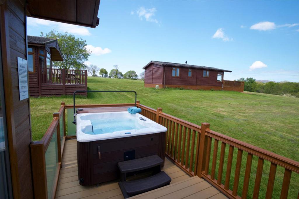 Beautiful Willow Lodge 67-4-6 Persons-Private Hot Tub-Pet Friendly-Tranquil Holiday Away From It All Yet Not Far To St Austell-The Holiday Home Has Two Bedrooms, Living & Dining Area, Equipped Kitchen -Decking-Al Fresco Dining-Fishing Lakes-Pet Frien Grampound Exteriér fotografie
