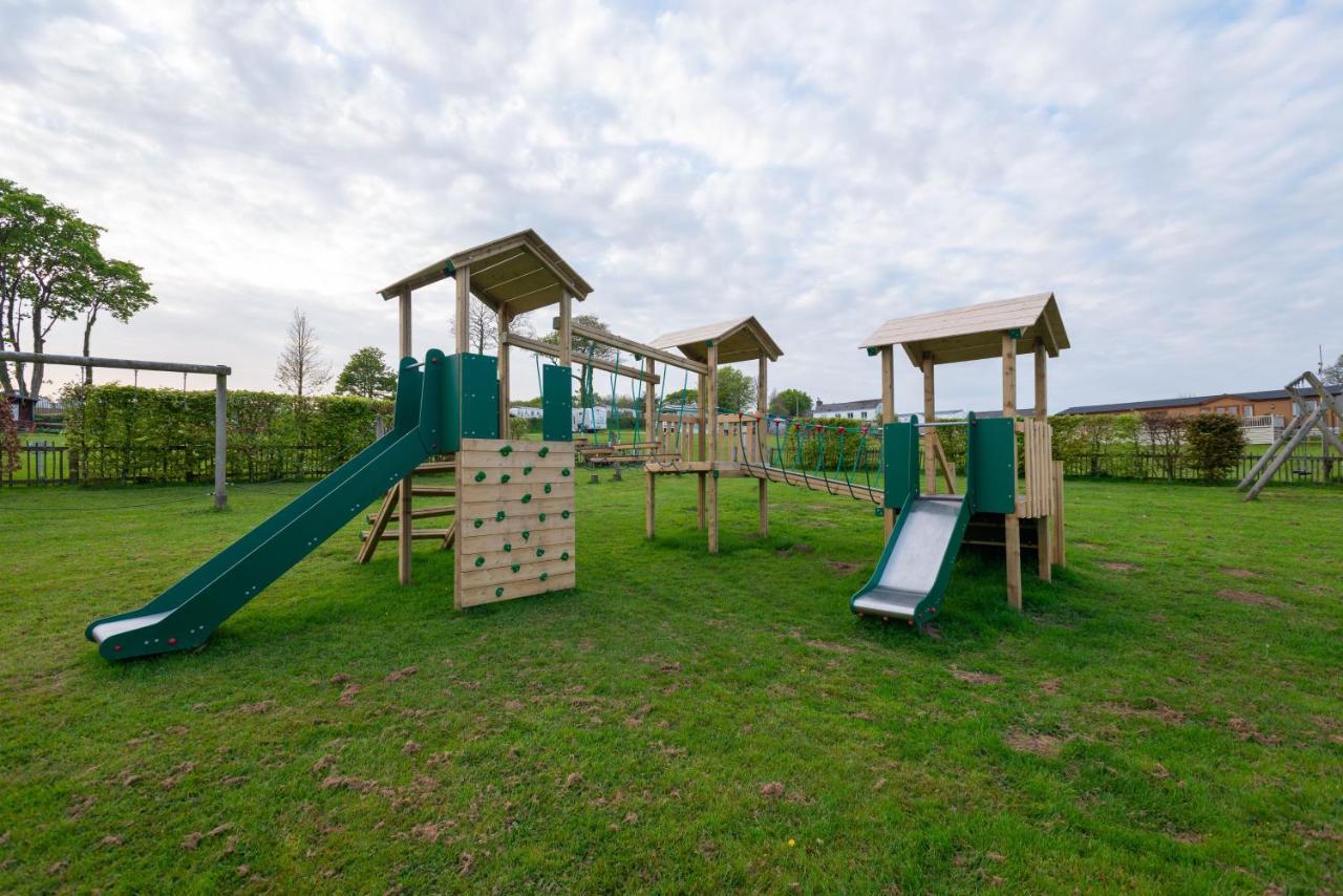 Beautiful Willow Lodge 67-4-6 Persons-Private Hot Tub-Pet Friendly-Tranquil Holiday Away From It All Yet Not Far To St Austell-The Holiday Home Has Two Bedrooms, Living & Dining Area, Equipped Kitchen -Decking-Al Fresco Dining-Fishing Lakes-Pet Frien Grampound Exteriér fotografie